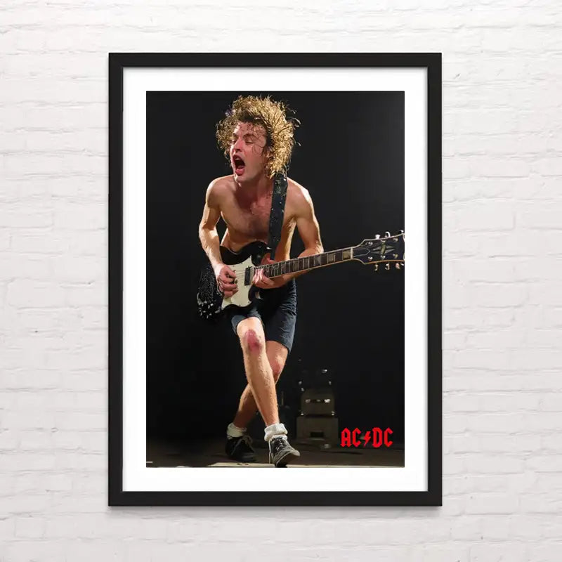 Póster de Angus Young, legendario guitarrista de AC/DC y referente del rock mundial, disponible en Posterinc.