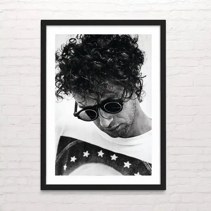 Póster artístico de Gustavo Cerati en blanco y negro – Posterinc Studio