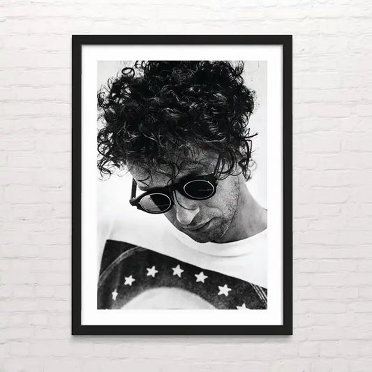 Póster artístico de Gustavo Cerati en blanco y negro – Posterinc Studio