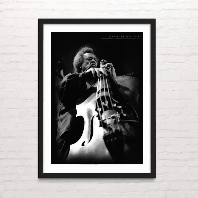 Póster artístico de un contrabajista de jazz en tonos sepia. Posterinc.cl