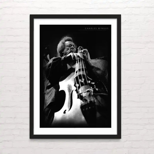 Póster artístico de un contrabajista de jazz en tonos sepia. Posterinc.cl